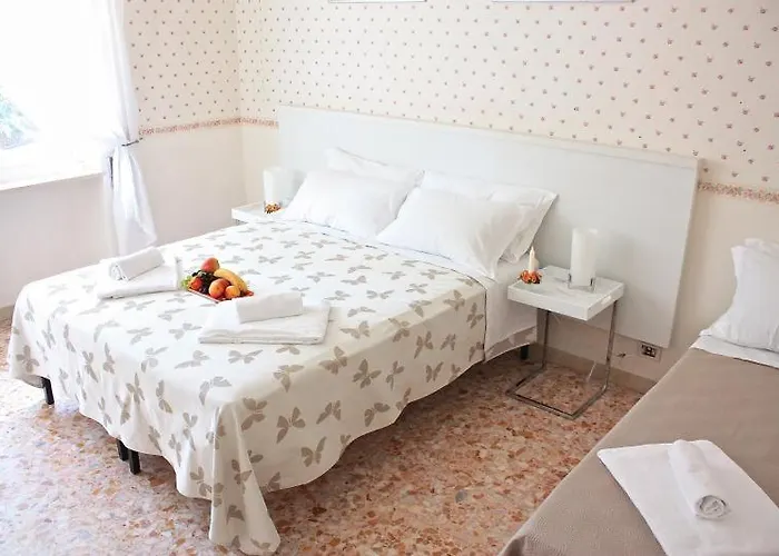 At Colosseo With Terrace Overlooking The Garden By Lyon Appartement Rome